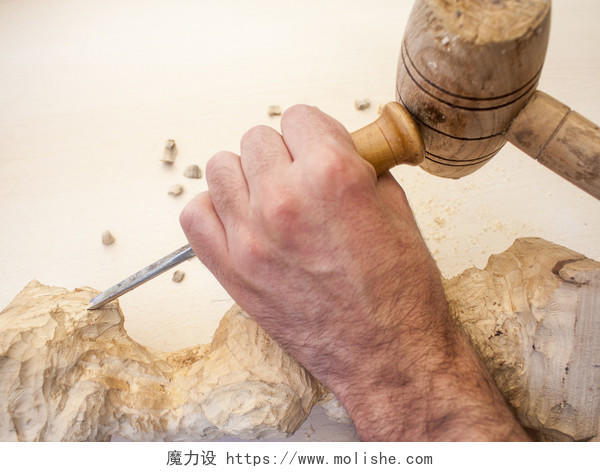 用锤子和铆钉在木头上雕刻